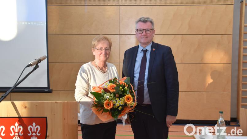 Nach 26 „Dienstjahren“ verabschiedete Bürgermeister Michael Göth CSU-Stadträtin Marga Klameth aus dem Gremium. Bild: Andreas Royer