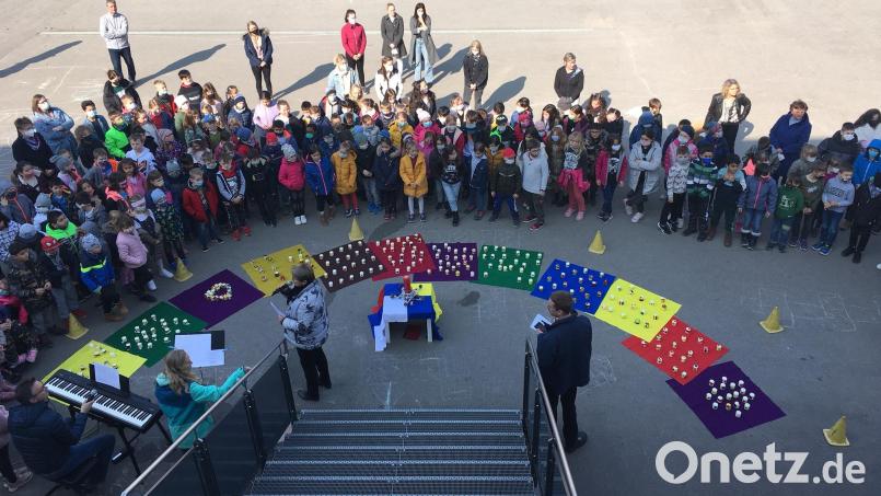 Die Linden-Grundschule in Schwandorf hat einen hohen Migrantenanteil. Alle Jahrgangsstufen trafen sich im Pausenhof zu einer Friedensstunde. Bild: ihl