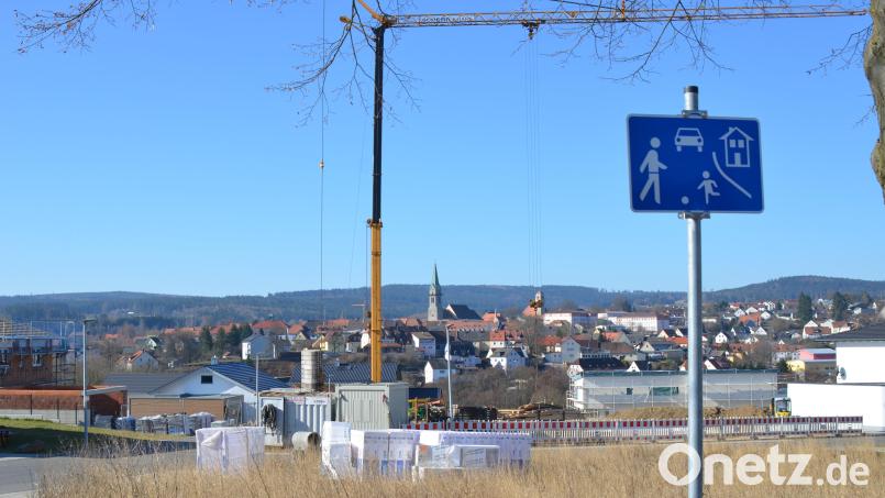 Zeitnah will die Stadt im Baugebiet Naabhöhe auch den geplanten Spielplatz realisieren. Bürgermeister Johannes Reger will die Gestaltungsmöglichkeiten mit den Grund- und Hausbesitzern diskutieren. Bild: Benkhardt