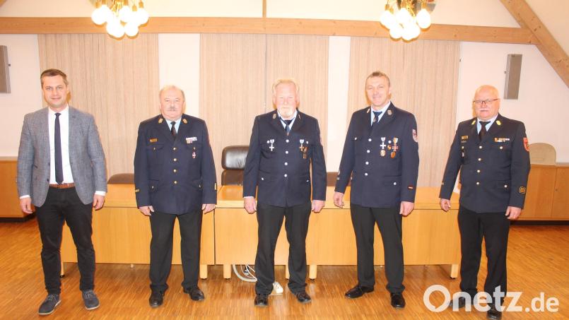 Bei der Ehrung mit der Bayerischen Feuerwehr-Ehrenmedaille (von links) Bürgermeister Wolfgang Söllner, Kreisbrandrat Andreas Wührl, Norbert Henschel, Kommandant Gerhard Horn und Kreisbrandinspektor Otto Braunreuther. Bild: soj