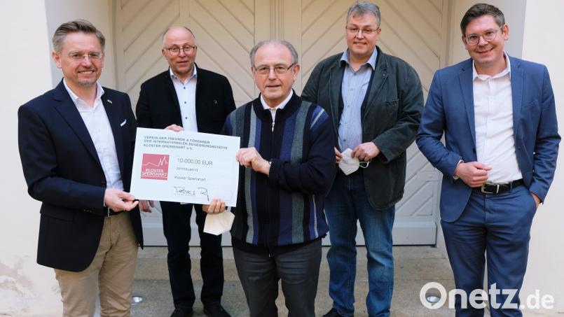 Der Provisor strahlt: Das Führungsteam des Vereins der Freunde und Förderer der Internationalen Begegnungsstätte Kloster gratuliert Pater Andreas Hamberger (Mitte) zum 80. Geburtstag und überreicht einen dicken Scheck für weitere Großtaten der Begegnungsstätte. Von links: Vorsitzender Tobias Reiß, Stellvertreter Albert Nickl, Pater Andreas, Prior Pater Adrian und zweiter Vorsitzender Florian Prosch. Bild: do