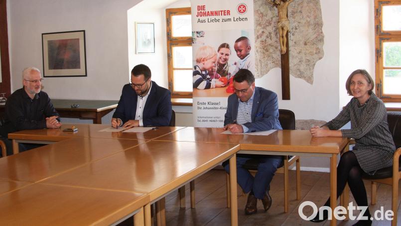 Vertragsunterzeichnung im Sitzungssaal des Falkenberger Rathauses: Im Bild von links Geschäftsleiter Thomas Weiß, Bürgermeister Matthias Grundler, Martin Steinkirchner und Sylvia Meyer als Vertreter der Johanniter. Bild: wro