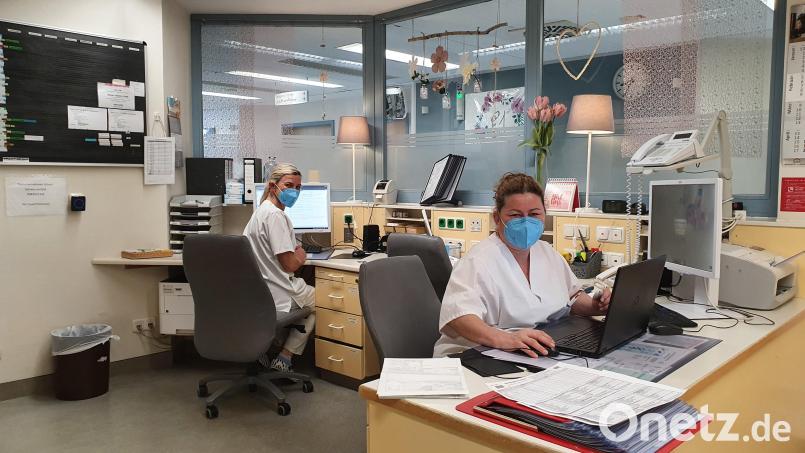 Die Schwestern Carola Kunz (rechts) und Ulrike Atzenhofer bei der Dokumentationsarbeit. Trotz der harten Herausforderung ist die Stimmung gut. Atzenhofer hat sogar ihre Stundenzahl wieder aufgestockt, um ihren Beitrag zu leisten und die Pandemie zu besiegen. Bild: Würth, Wolfgang