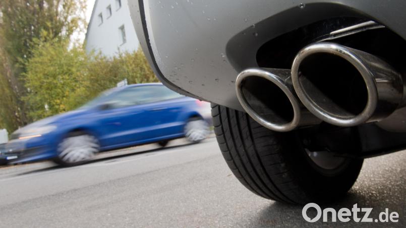 Die Auspuffanlage war zu laut. Auch sonst gab es für die Polizei am Auto eines 20-Jährigen einiges auszusetzen. Symbolbild: Julian Stratenschulte/dpa