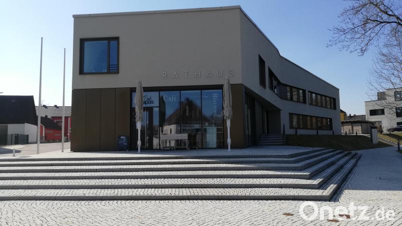 Obwohl das Wetter zum Verweilen auf der Terasse einlädt, ist beim &quot;Tapas&quot; alles leer. Erst am 1. April eröffnet die Gastronomie im Rathaus beim Beckenweiher. Für wie lang? Bild: gmü