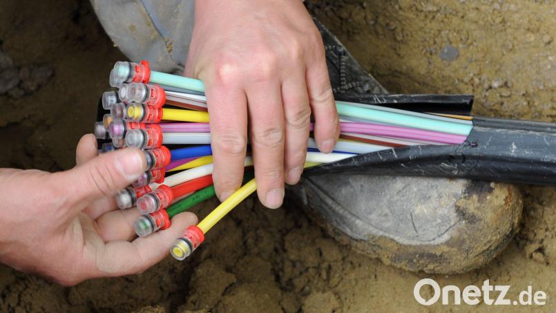 Der Glasfaserausbau auf eigenwirtschaftlicher Basis sorgt für Zündstoff bei der Sitzung des Vilsecker Stadtrats. Im Kreuzfeuer: Bürgermeister Hans-Martin Schertl. Symbolbild: Peter Kneffel/dpa