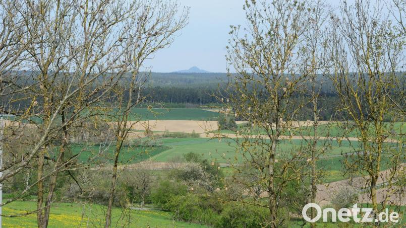 Vom Raiffeisenparkplatz Parkstein geht der Blick Richtung Rauer Kulm. Etwa hinter den hellen landwirtschaftlichen Flächen in der Bildmitte wären die drei bis vier Windräder nahe Schwand vorgesehen. So zeigte es die Fotomontage. Archivbild: bey