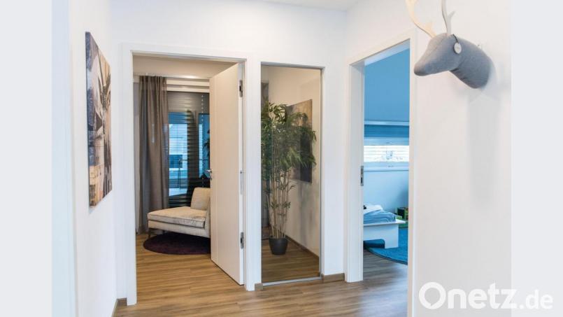 Die Mischung machts: In Wohnräumen eignen sich oft die bodentiefen Fenster besser. Im Badezimmer aber bieten höher gelegene Querfenster mehr Privatsphäre. Bild: Andrea Warnecke/dpa