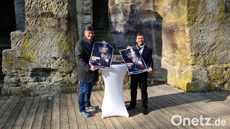 Auf diesen Brettern geht bald Großes über die Bühne. Auf das Opernfestival am Schönberg freuen sich Bürgermeister Edgar Knobloch (links) und Festivalleiter Michael Konstantin. Bild: sne