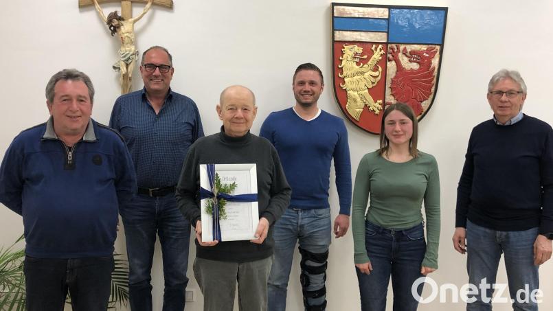 Karl Balk (rechts) wurde als Vorsitzender des Vereinskartell Schirmitz wieder gewählt. Sein Vertreter ist Bürgermeister Ernst Lenk (4. von links), Ernst Lenk sen. (3. von links) wurde für seine 30jährige Tätigkeit als Kassier des Kartells geehrt. Neue Beisitzerin ist Katharina Steinhilber (2. von rechts). Die Kasse prüfen Johann Lukas und Markus Dobmeier (von links). Bild: bey