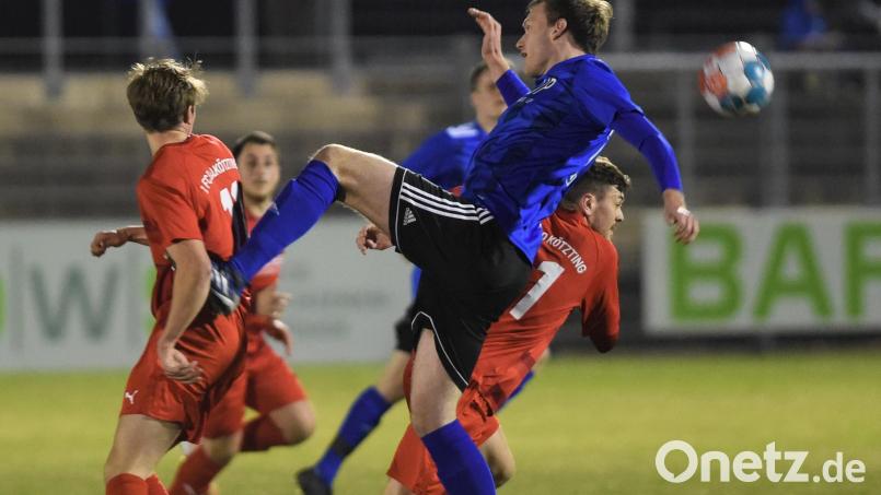 Sven Kopp geht im Mittelfeld rustikal gegen die Gegenspieler vom 1. FC Bad Kötzting vor. Dem 3:1-Heimsieg gegen Bad Kötzting will die SpVgg SV Weiden einen weiteren Dreier gegen die SpVgg Osterhofen folgen lassen. Bild: Büttner