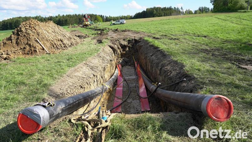 Das Bild vom Pflugversuch für den Süd-Ost-Link bei Landshut zeigt eingepflügte Schutzrohre und Hilfsmaterial im Bereich der offenen Startgrube. Bild: exb/Tennet