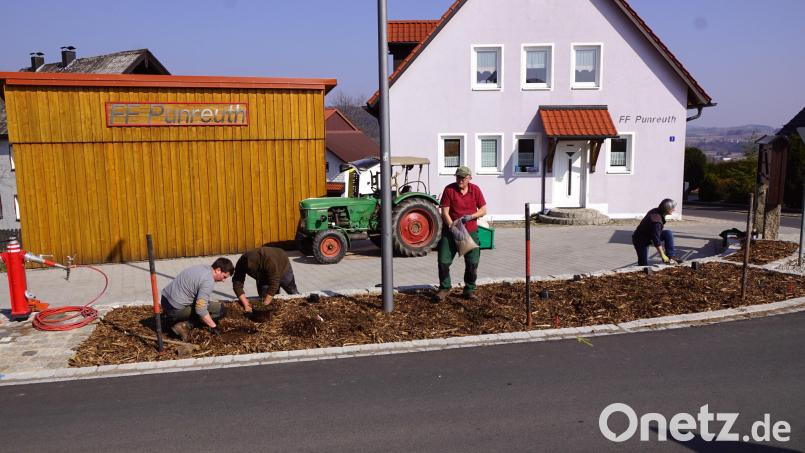 Wochenlang haben nicht nur die Brandschützer selbst Hand angelegt, um einen attraktiven Dorfplatz rund um das Feuerwehrgerätehaus zu schaffen. Ein einladender Fleck ist er geworden, der noch mit Bänken und Tischen möbliert wird. Bild: bkr