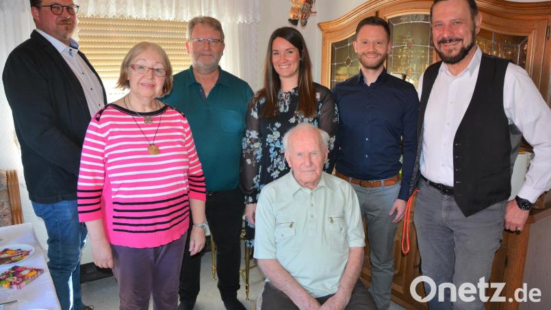Max Müller (vorne, Mitte) feierte seinen 95. Geburtstag. Dazu gratulierten (von links) Bürgermeister Stephan Schübel, Tochter Brigitte, Sohn Richard, die Enkelkinder Selina und Dominik sowie Pfarrer Klaus Wening. Bild: jr