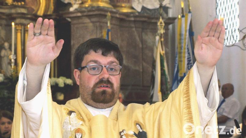 Pater Johannes Bosco Ernstberger beim Primizsegen 2017 in der Klosterkirche Speinshart. Bild: do