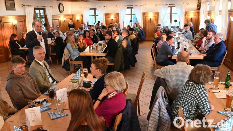 So voll wie beim CSU-Fischessen war der Gasthof Kopf in Altmannshof schon lange nicht mehr. Der CSU-Vorsitzende Hermann Böhm (links stehend) und MdL Harald Schwartz (sitzend) nahmen beide kurz zur aktuellen Lage vor Ort und in der Ukraine Stellung. Bild: gf