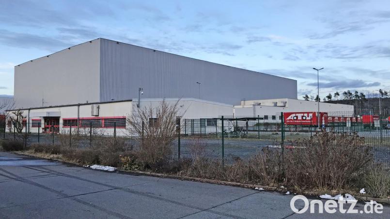 Das ehemalige ATU-Zentrallager soll rückgebaut werden. An gleicher Stelle soll ein neues, modernes Logistikzentrum für verschiedenen Nutzer entstehen. Bild: Gabi Schönberger