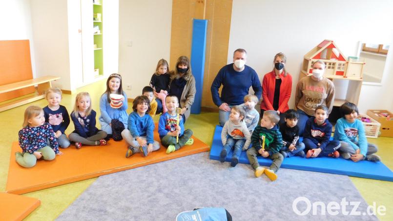 Bei der Projektwoche zum Thema Gesundheit kam auch Kinder- und Jugendzahnarzt Dr. Schön aus Tirschenreuth ins Kinderhaus Tausendfüßler in Waldsassen. Bild: Kinderhaus Tausendfüßler/exb