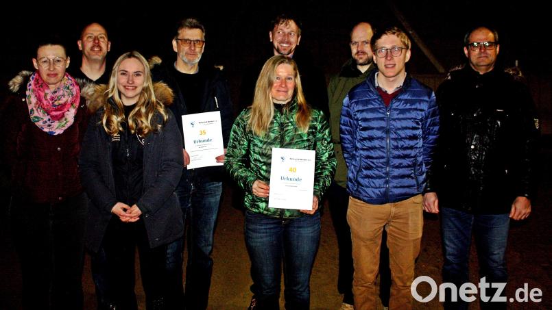 So sieht der neue Vorstand (gemeinsam mit einigen geehrten Mitgliedern) des Reiterclubs Weiden aus: (von links): Elke Göbel, Andreas Zahn, Ann-Kathrin Marner, Günther Zintl, Daniela Schuh, Horst Fischer, Bernhard Wirth, Andreas Schramek und Johannes Marks. Bild: R. Kreuzer