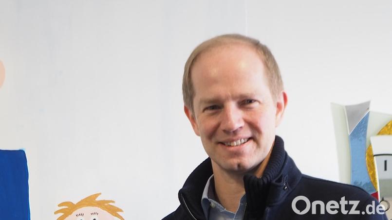 Bürgermeister Konrad Kiener hat in seinem Büro sein Alter Ego immer vor Augen: Das Bild stammt von den "Marktzwergen" (Kommunales Kinderhaus), er hat es bei einer Auktion ersteigert - und würde es gern eine weitere Wahlperiode lang im Blick behalten. Bild: bl