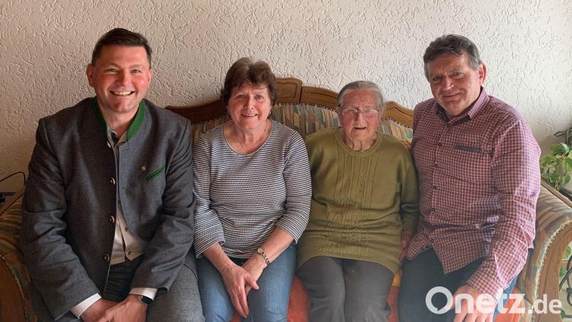 Maria Nistler wird bei ihrem 102. Geburtstag von Tochter Walburga und Sohn Anton in die Mitte genommen. Bürgermeister Rainer Rewitzer überbrachte der ältesten Bürgerin der Stadt Pleystein die herzlichsten Glückwünsche. Bild: bey