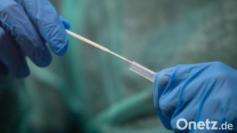 Eine Mitarbeiterin hält ein Abstrichstäbchen für die Durchführung eines Corona-Tests in der Hand. Bild: Sebastian Gollnow/dpa/Symbolbild