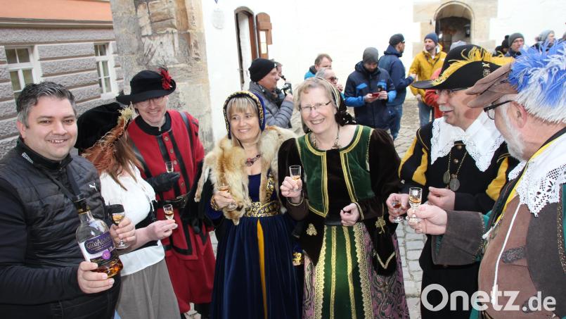 Der Verkostung einer Single Cask-Abfüllung der Brennerei MacDuff schloss sich eine Führung durch die Ausstellungsräume des Tores, geleitet durch Mitglieder der Stadtwache, an. Markus Mußemann (links) fungierte als Schankkellner. Bild: ads