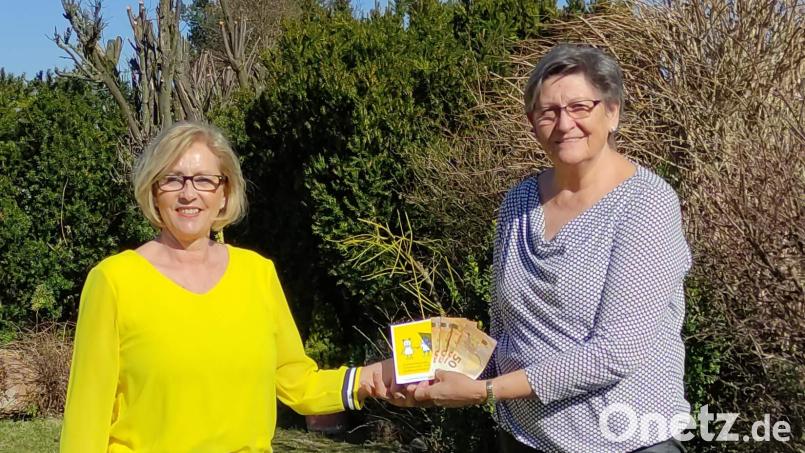 Eine 200-Euro-Spende übergibt Christa Adunka-Wischer (rechts) für den VdK-Ortsverband Hirschau an Vorsitzende Petra Waldhauser von der Selbsthilfegruppe krebskranker Kinder. Bild: u