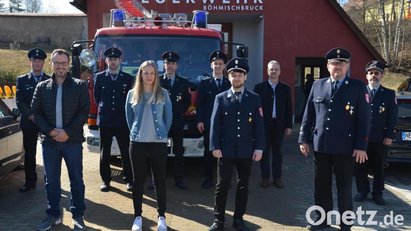 Reinhard Wiesent (Zweiter von rechts) bleibt Vorsitzender und Richard Seegerer (Vierter von rechts) Stellvertreter bei der Feuerwehr Böhmischbruck. Franziska Reitinger engagiert sich als junge Nachwuchsfeuerwehrfrau im Führungsteam. Bild: dob