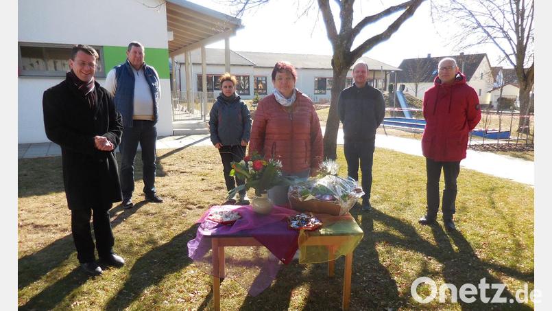 Erzieherin Rosi Born (vorne, Mitte) wird in den verdienten Ruhestand verabschiedet. Pfarrer Thomas Kohlhepp (links) dankte sich mit einem Präsentkorb und Blumen für ihr jahrzehntelanges Engagement. Bild: sei