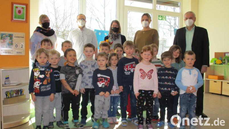 Mirjam Kuhbandner, Christopher Östreicher (von links), Bürgermeister Günter Kopp und Sabine Baier gratulierten Stephanie Kaufmann (von rechts) zur erfolgreichen Weiterqualifikation. Bild: Gemeinde Kulmain/exb