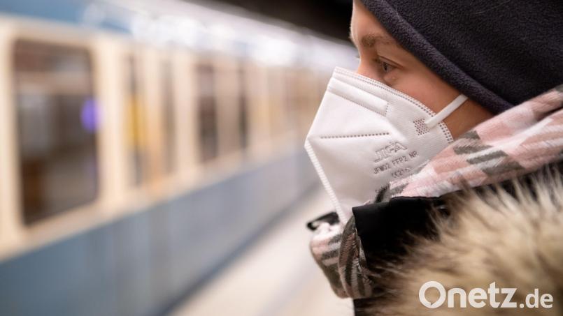 Klaus Holetschek will auch nach dem 2. April eine Maskenpflicht. Symbolbild: Sven Hoppe/dpa