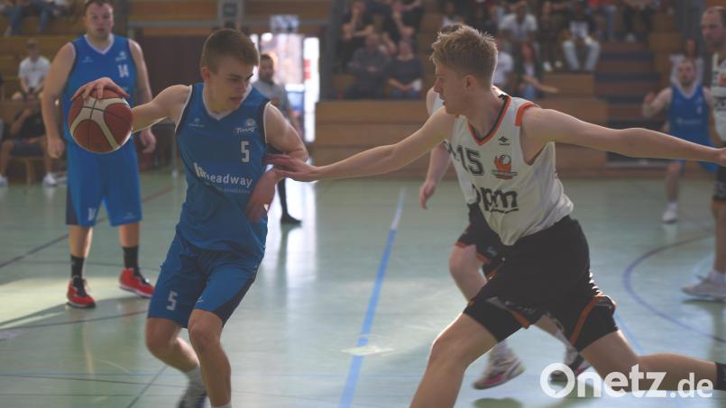 Dresdens Aufbauspieler Georg Kupke (am Ball gegen Lars Aßheuer) hatte das Spiel im Griff. Bild: Tobias Schwarzmeier