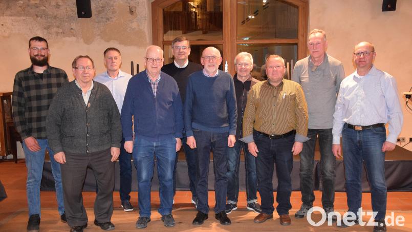 Der Männergesangvereins Liederkranz Schmidmühlen wählt einen neuen Vorstand (von links): Axel Heisig, Johann Büchner, Dritter Bürgermeister Mathias Huger, Alois Schaller, Bürgermeister Peter Braun, Vorsitzender Ernst Lesser, Adolf Söldner, Josef Werner, Dirigent Johann Bruckmüller und Johannes Weigert. Bild: bö