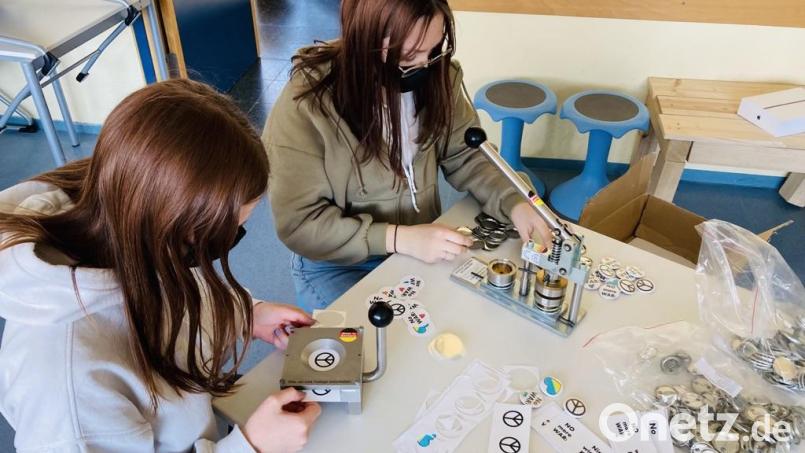 Der Erlös aus dem Verkauf der Buttons ging an Unicef. Die Organisation unterstützt Kinder in der Ukraine. Bild: Gregor-von-Scherr-Realschule/exb