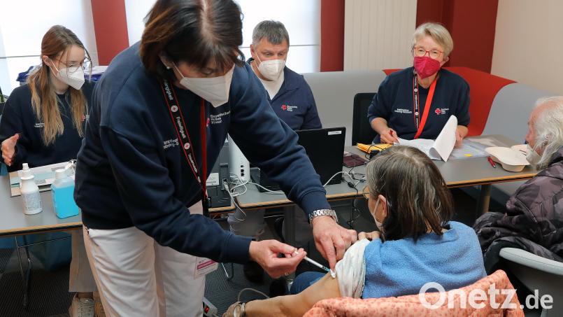 Das mobile Impfteam des BRK war am Montag gut beschäftigt. Bereits eine halbe Stunde nach Öffnung der Station im Regio-Markt der VR-Bank an der Bahnhofstraße waren sechs Leute geimpft. Darunter dieses ältere Paar. Bild: Wolfgang Steinbacher