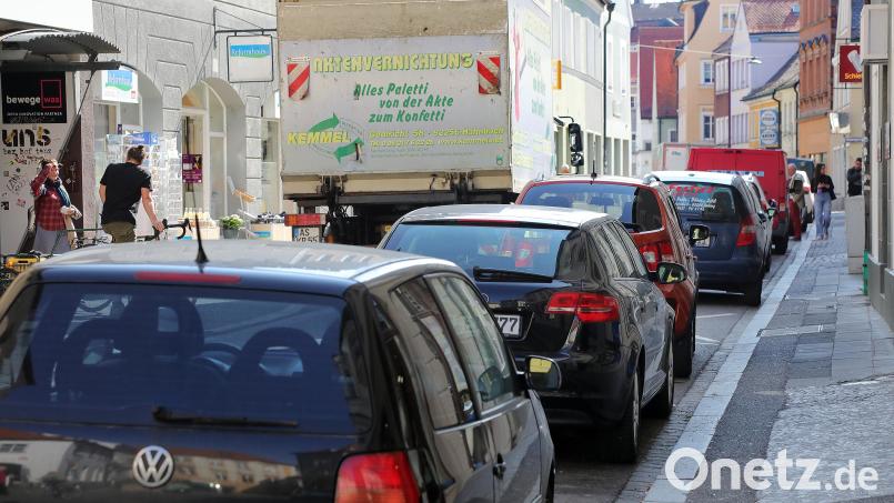 Große Flächen der Amberger Altstadt werden von Automobilen "verbraucht". Unser Fotograf musste am Montag nicht lange suchen, um eine ganze Serie von Bildern von dieser Situation zu schießen. Aber sollen die Autos raus aus der Altstadt? Wir fragen unsere Leser. Bild: Wolfgang Steinbacher