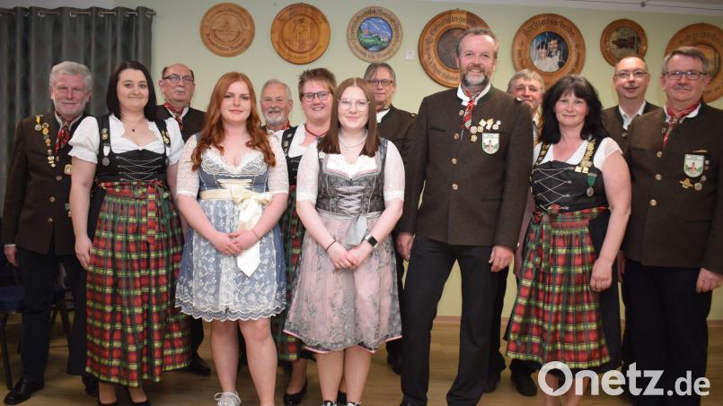 Als neu gewählter Schützenmeister steht künftig Ludwig Kraus (vordere Reihe Dritter von rechts ) an der Spitze der &quot;Burgschützen&quot;. Als Stellvertreterin steht ihm Claudia Bodensteiner (Dritte von rechts) zur Seite. Bild: bnr