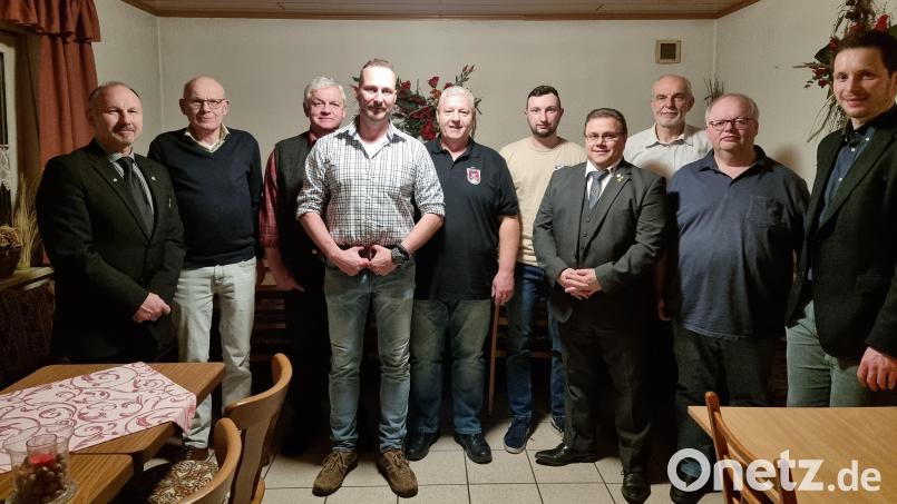 Kreisvorsitzender Manfred Zettl (von links) gratuliert dem Vorstandsteam. Im Bild Werner Trenz, Josef Regner, Jochen Lobenhofer, Michael Gerl, Severin Plößner, Hartmut Schütze, Alois Lehner, Dieter Gumann und Alexander Schatz. Bild: Lisa Zettl/exb