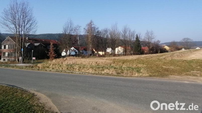 Oberhalb der Grundschule und des Radweges entsteht das neue Baugebiet an der Straße in Richtung Trossau. Bild: Winderl