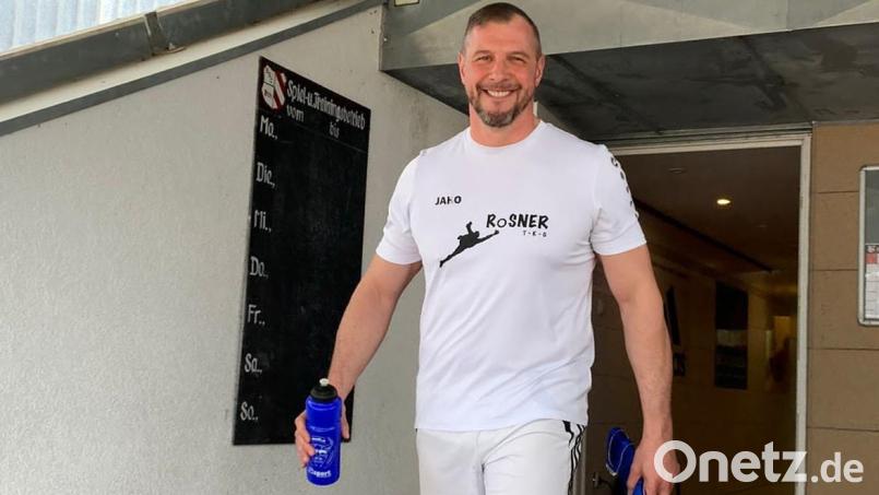 Die Zuschauer in Bayreuth staunten nicht schlecht, als der FC Tirschenreuth seinen Torwart-Oldie Huberth Rosner zum Auswärtsspiel in der Bezirksliga Oberfranken Ost aus dem Hut zauberte. Bild: Rosner/exb