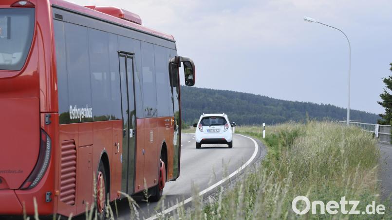 Ein RBO-Bus irgendwo in der Oberpfalz. Auch im Landkreis Neustadt gibt es Pläne, mehr Menschen zum Umstieg weg vom Auto zu bewegen. Ein eigenes Discount-Ticket scheidet nach Ansicht von Experten aber vorerst aus. Archivbild: Petra Hartl