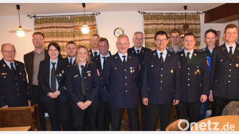 Die Feuerwehr Mendorferbuch-Egelsheim wählt einen neuen Vorstand mit Vorsitzendem Martin Inselsberger (rechts) an der Spitze. Es gratulieren (von links) Kreisbrandinspektor Hubert Bloedt und Bürgermeister Florian Junkes. Bild: bö