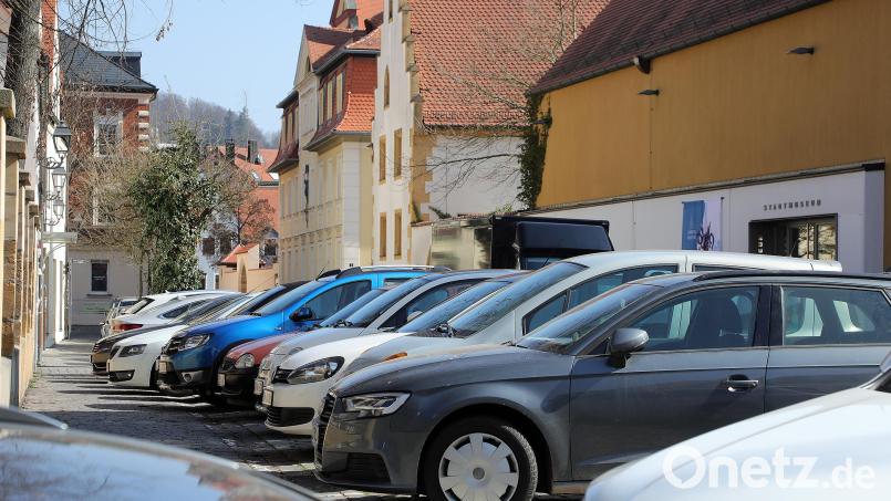 Parkende Autos in der Altstadt. Manche Menschen halten sie für unbedingt notwendig, andere wollen sie am liebsten draußen sehen aus dem historischen Stadtbild. Bild: Wolfgang Steinbacher