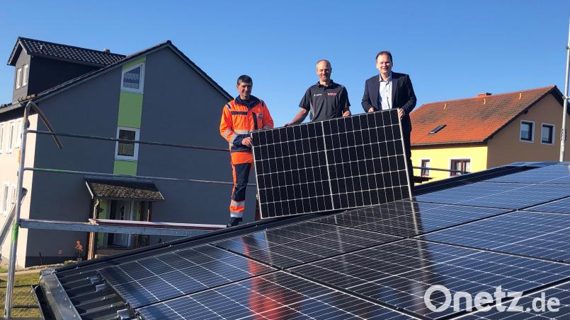 Wasserwart Markus Heindl, Marco Kaußler vom gleichnamigen Elektrobetrieb und Bürgermeister Christian Porsch (von links) zeigen ein Panel der Photovoltaikanlage auf dem Dach der Wasseraufbereitungsanlage. Bild: ak