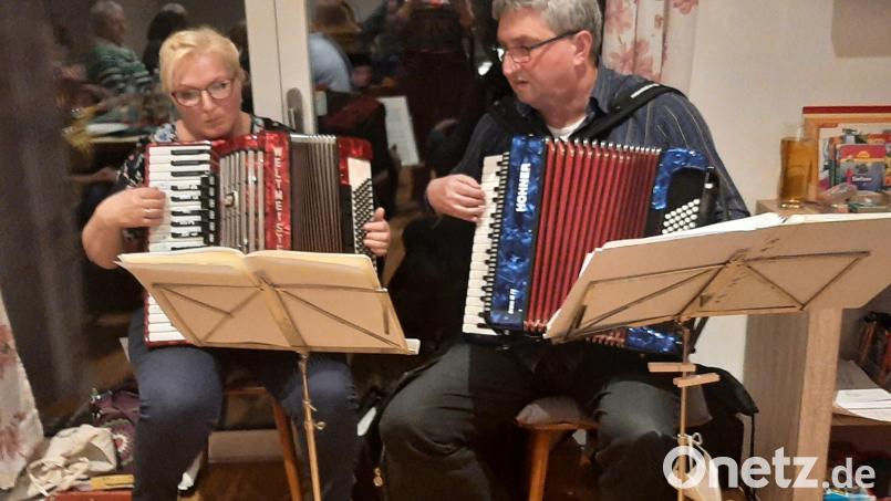 Liliya Ströhle und Herbert Schmid musizieren beim Abend der Arbeitsgemeinschaft sozialdemokratischer Frauen. Bild: hcz