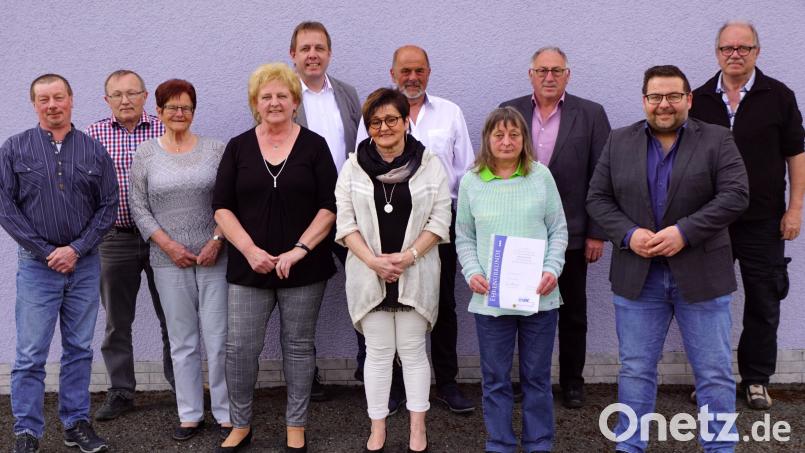 Für 20 Jahre Treue zum VdK-Ortsverband erhielt Erika Köstler (Vierte von rechts) eine Urkunde. Kreisvorsitzender Georg Brand und Bürgermeister Thomas Kaufmann (Dritter und Zweiter von rechts) gratulierten ihr und dem neuen Vorstand. Ihm gehören (von links) Ludwig Melzner, Heinz Frauenholz, Agnes Schraml, Gerlinde Kreuzer, Roland Kreuzer, Inge Haberkorn, Siegfried Kotlar und Jürgen Kreuzer an. Bild: bkr