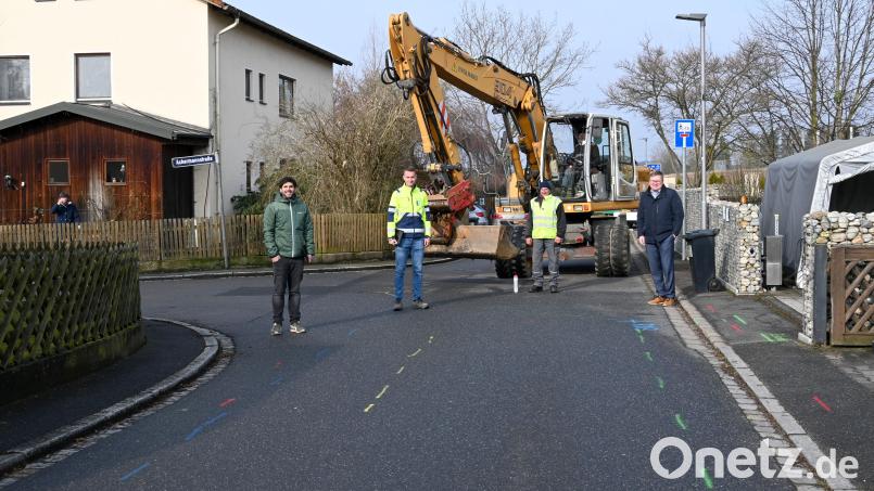 Dem Baubeginn in der Winterstraße schauten sich (von links) Oberbürgermeister Michael Cerny, Polier Christoph Nowak, Bauleiter Michael Weizer und Markus Herrmann vom Tiefbauamt der Stadt Amberg vor Ort an. Bild: Susanne Schwab