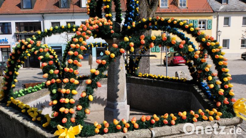 Der Brunnen auf dem Flosser Luitpoldplatz ist österlich dekoriert. Bild: le