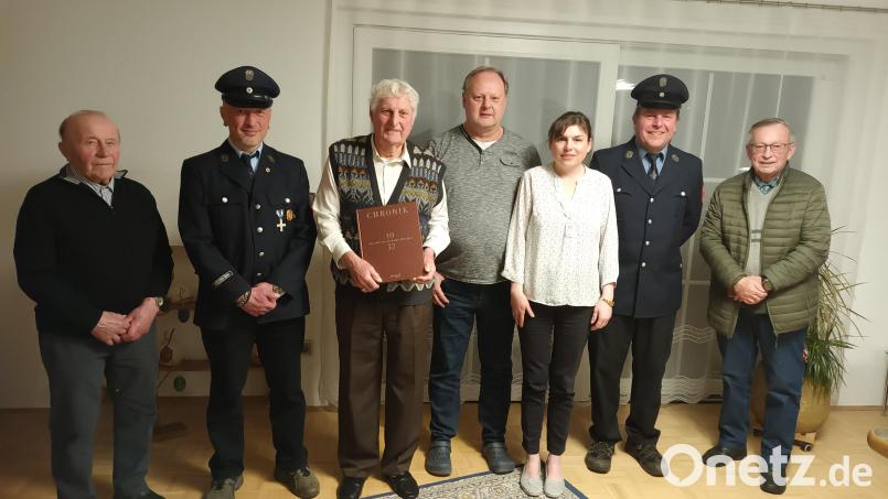 Karl Häupl (Dritter von links) feierte 85. Geburtstag. Dazu gratulierten sein Sohn und seine Schwiegertochter sowie die Vereinsabordnungen der Ortsfeuerwehr und des Fördervereins Schloss Burgtreswitz. Bild: gi